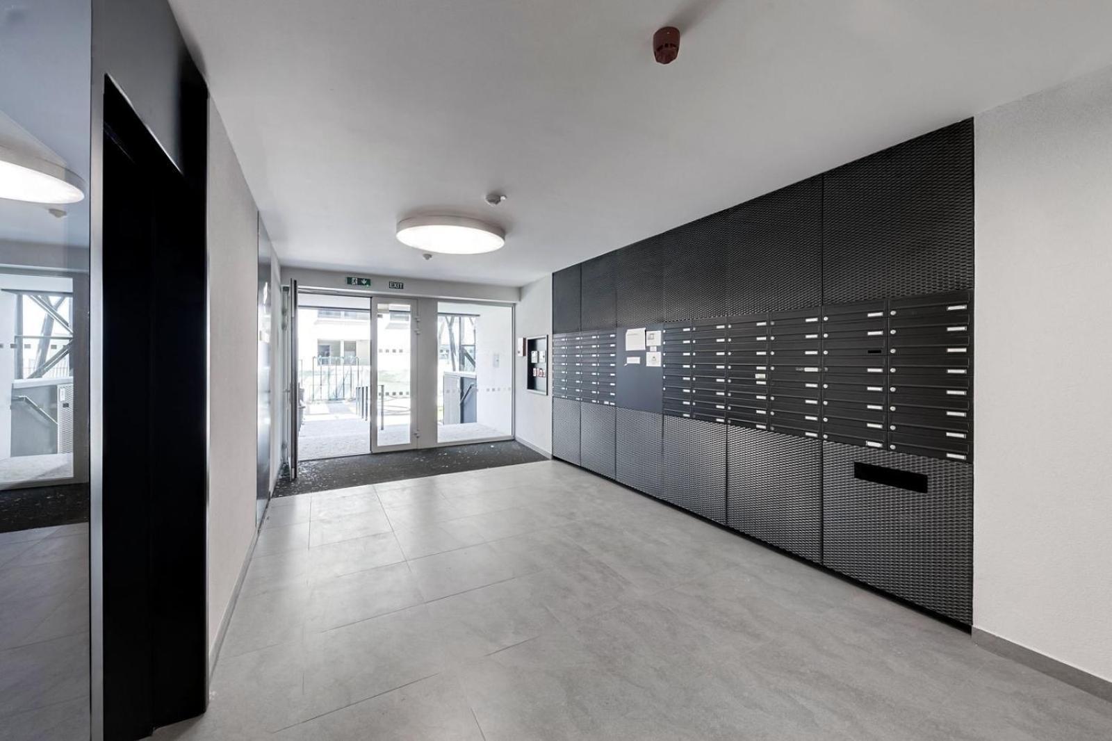 Apartament Holesovice Delight: Modern Comfort With A Twist In 7 *